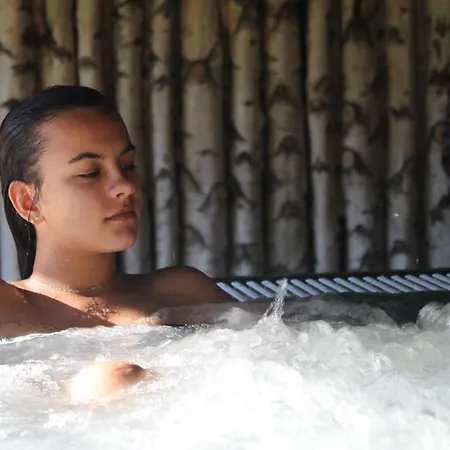 אתר נופש Chalets De L'eau Verte 3*